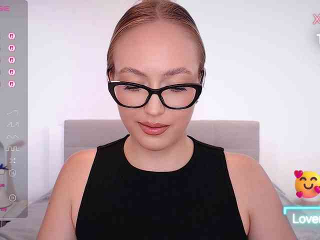 vickyblondiua webcam