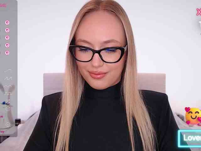 vickyblondiua webcam