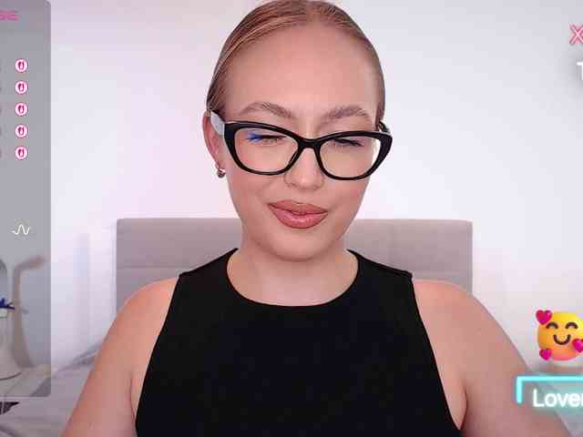 vickyblondiua webcam