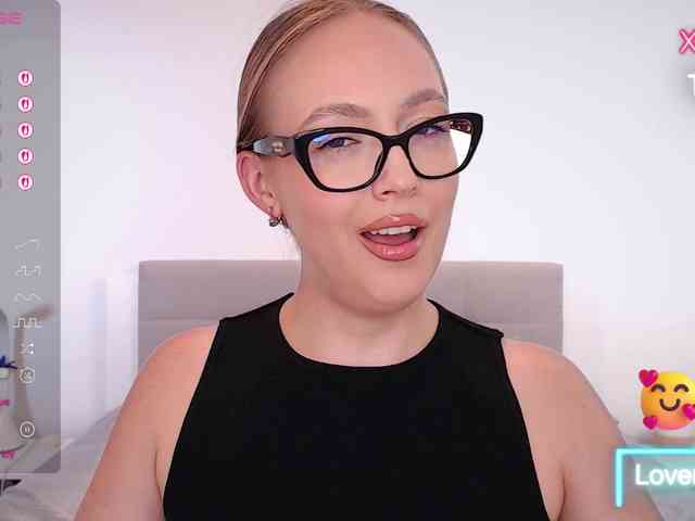 vickyblondiua webcam