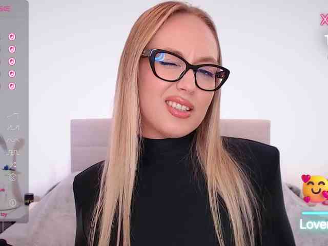 vickyblondiua webcam