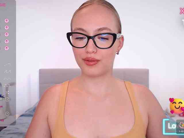 vickyblondiua webcam