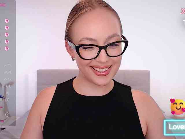 vickyblondiua webcam