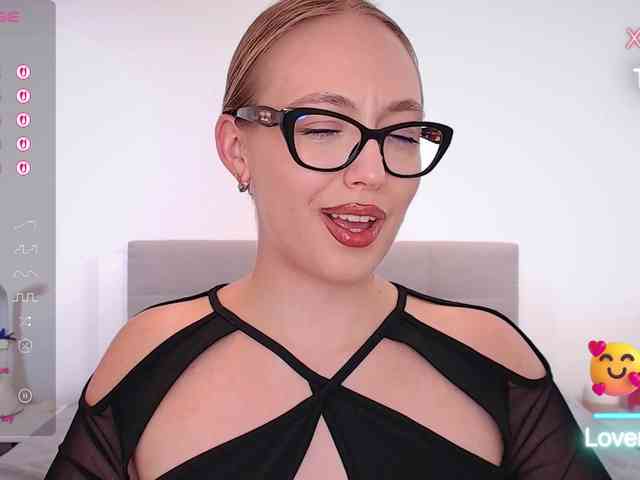vickyblondiua webcam