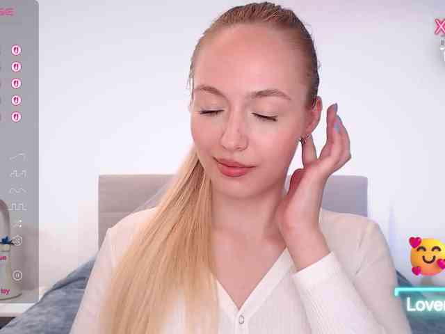 vickyblondiua webcam