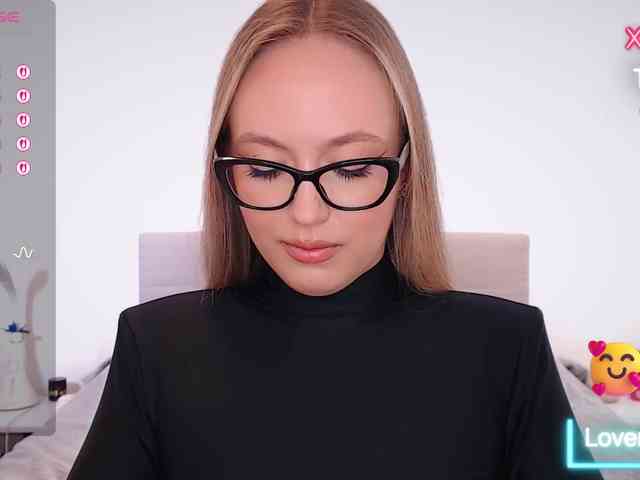 vickyblondiua webcam
