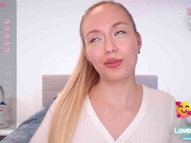 vickyblondiua webcam
