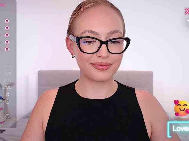 vickyblondiua webcam