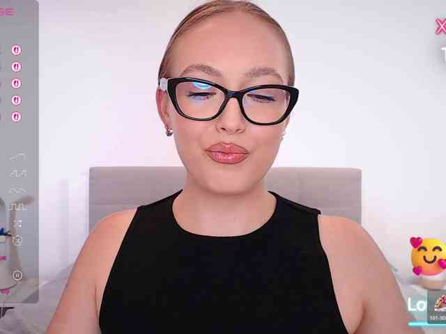 vickyblondiua webcam