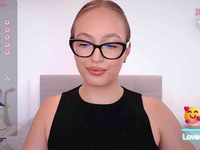 vickyblondiua webcam