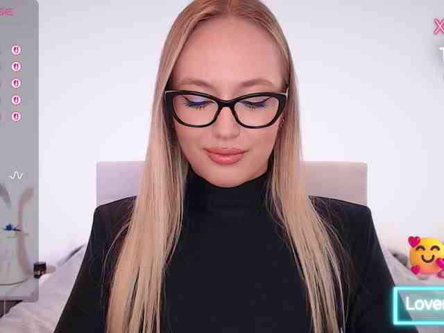 vickyblondiua webcam
