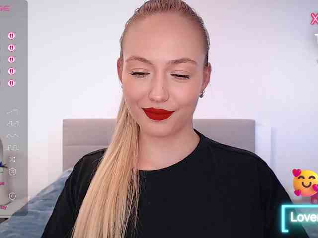 vickyblondiua webcam