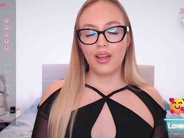 vickyblondiua webcam