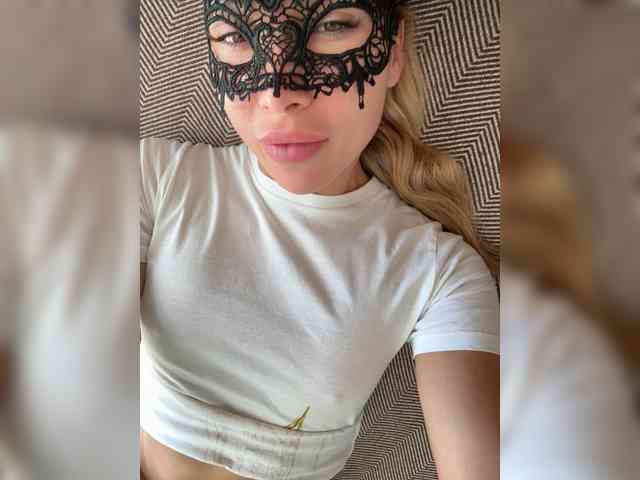 LiyaSilvers webcam