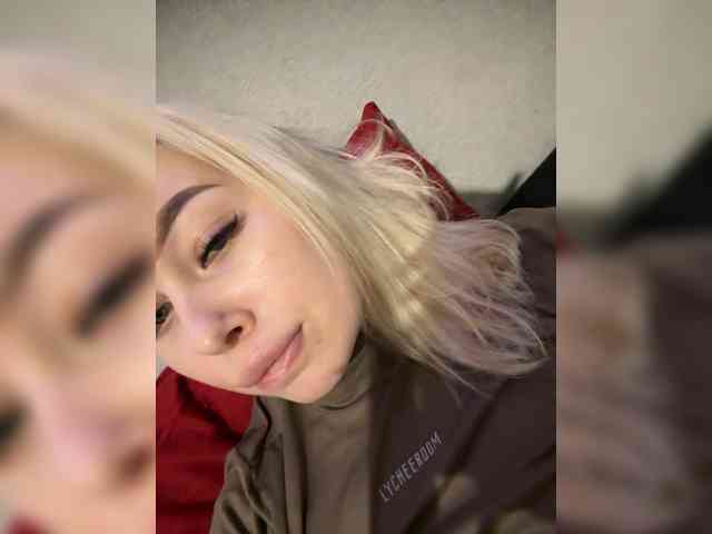 blondeee_blond webcam
