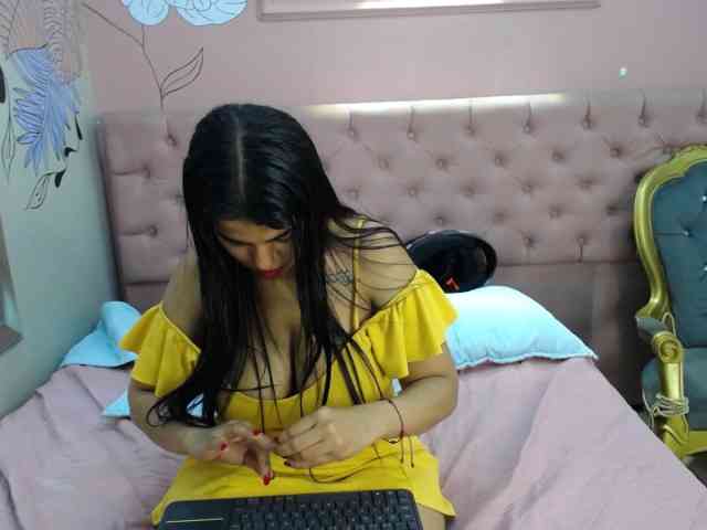 IsabellaLuxe webcam