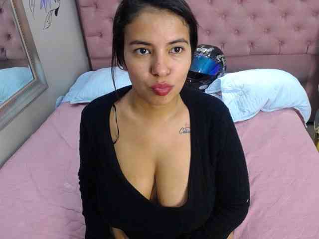 IsabellaLuxe webcam