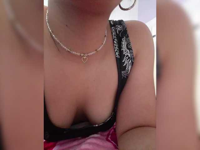 BellaSaint's BongaCams show and profile