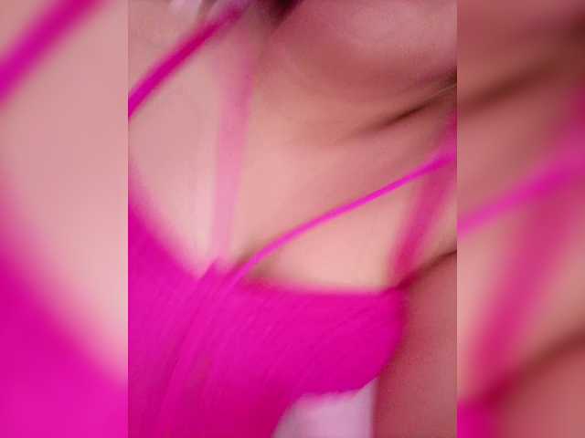 BellaSaint's BongaCams show and profile