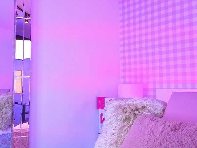 BellaSaint's BongaCams show and profile