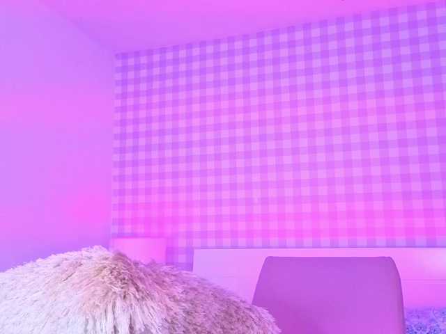 BellaSaint's BongaCams show and profile