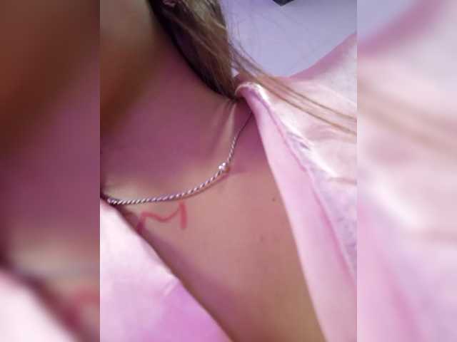 BellaSaint's BongaCams show and profile