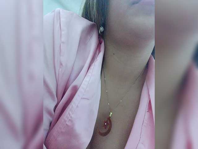 BellaSaint's BongaCams show and profile