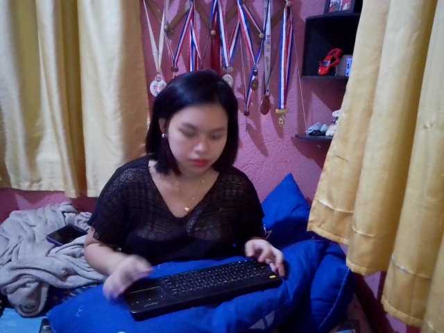 sweetiepiee's BongaCams show and profile