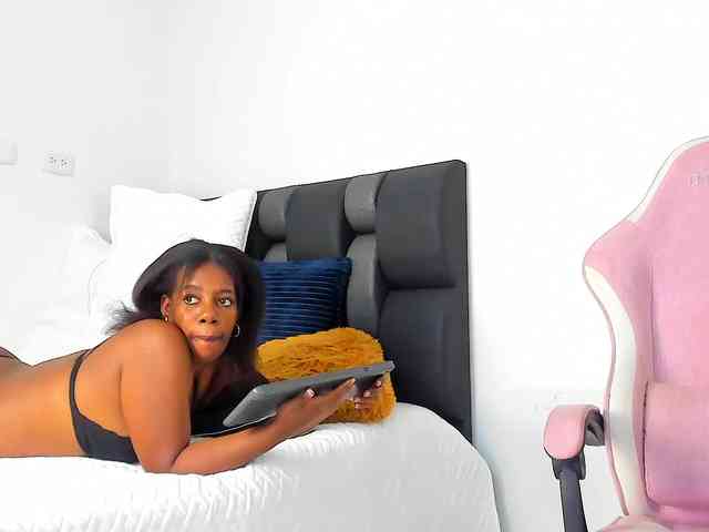 NaomiEmber webcam