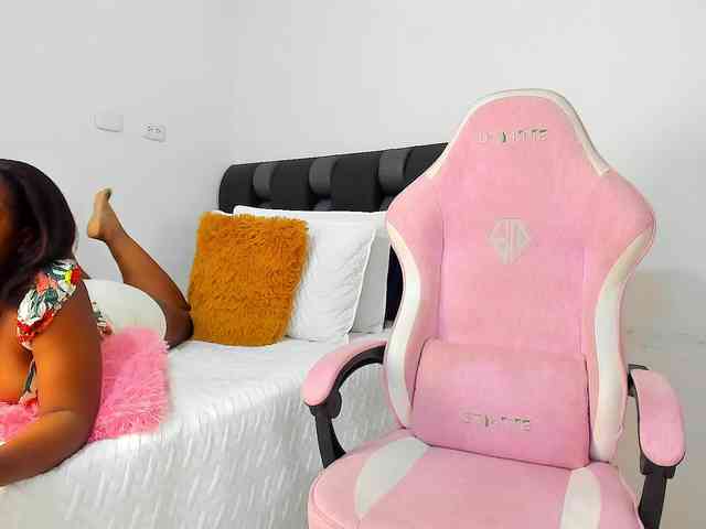 NaomiEmber webcam