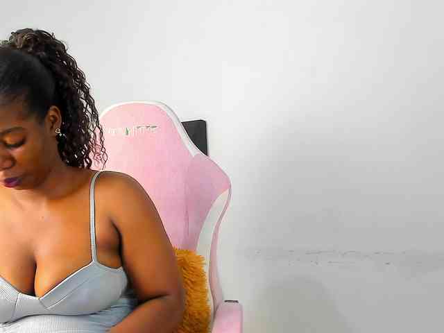 NaomiEmber webcam