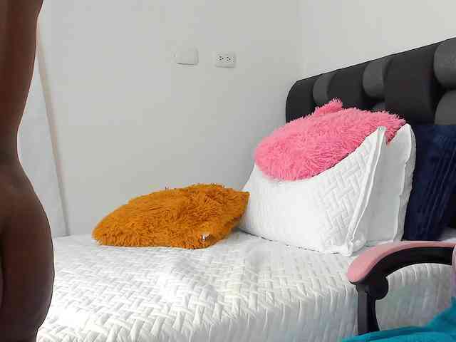NaomiEmber webcam