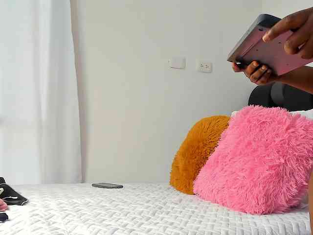 NaomiEmber webcam