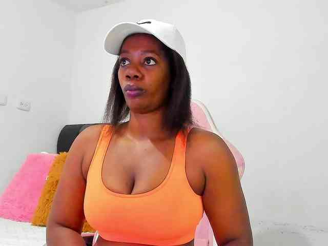 NaomiEmber webcam
