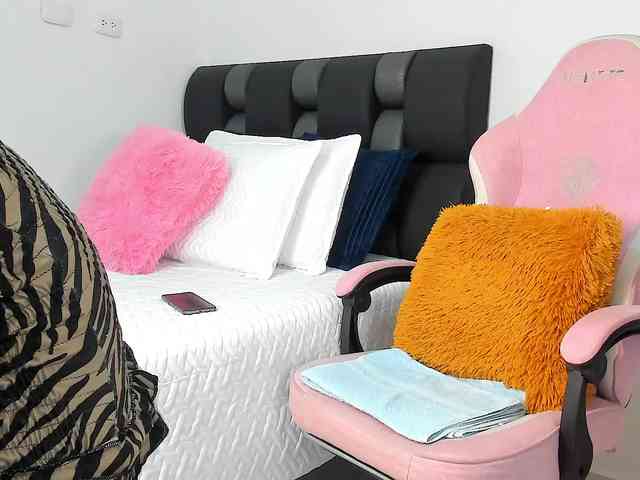 NaomiEmber webcam