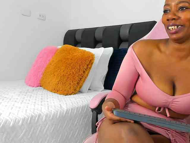 NaomiEmber webcam