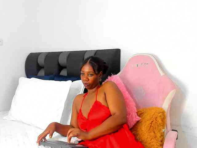NaomiEmber webcam