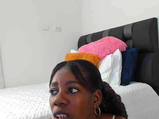 NaomiEmber webcam