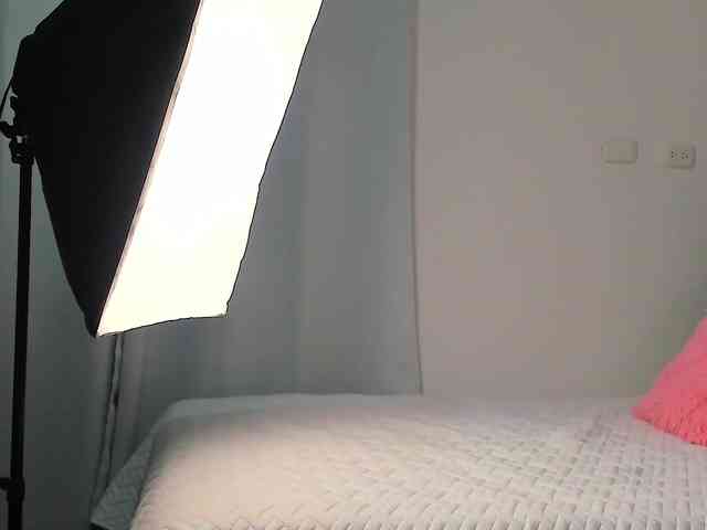 NaomiEmber webcam