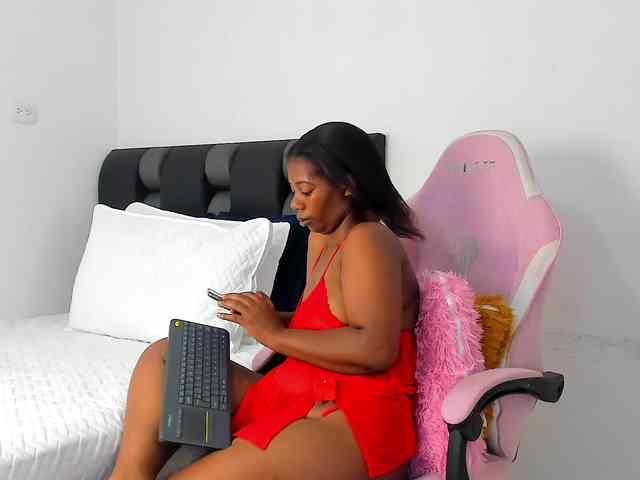 NaomiEmber webcam