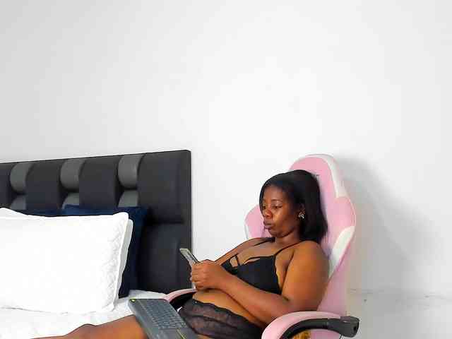 NaomiEmber webcam