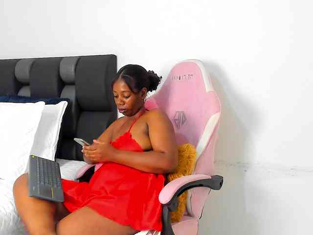 NaomiEmber webcam
