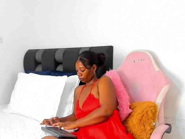 NaomiEmber webcam
