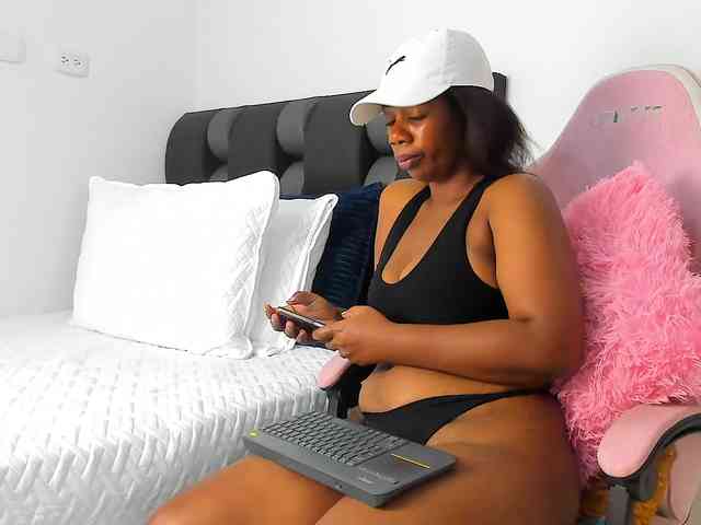 NaomiEmber webcam