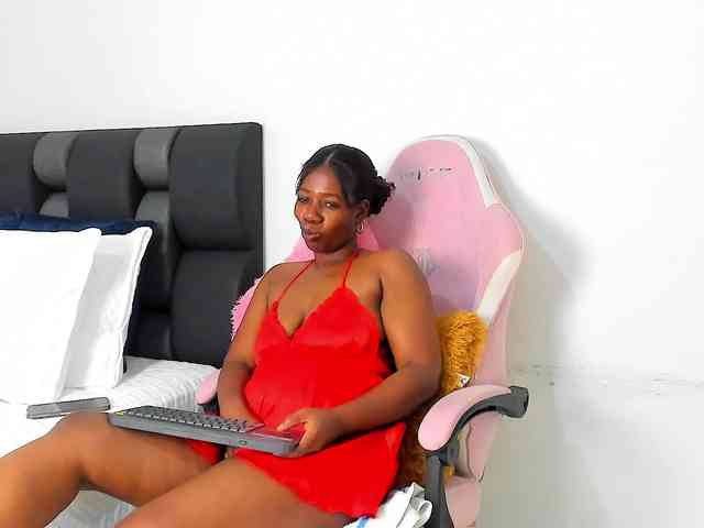 NaomiEmber webcam