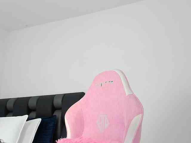 NaomiEmber webcam