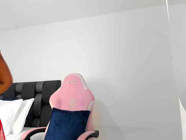 NaomiEmber webcam
