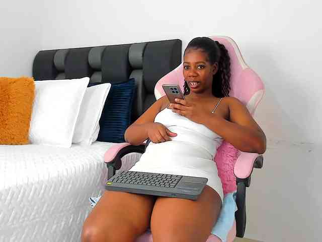 NaomiEmber webcam