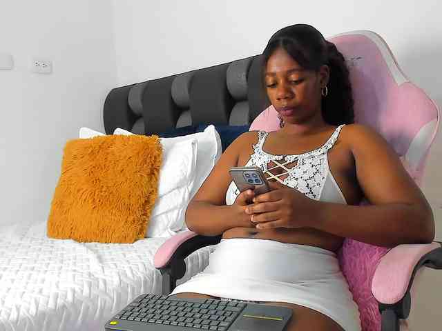NaomiEmber webcam