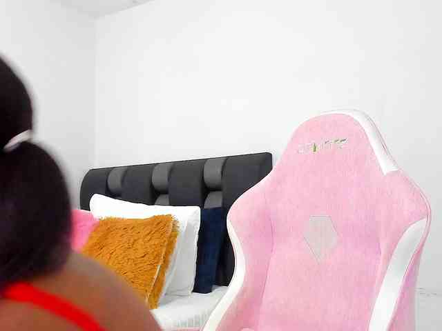 NaomiEmber webcam
